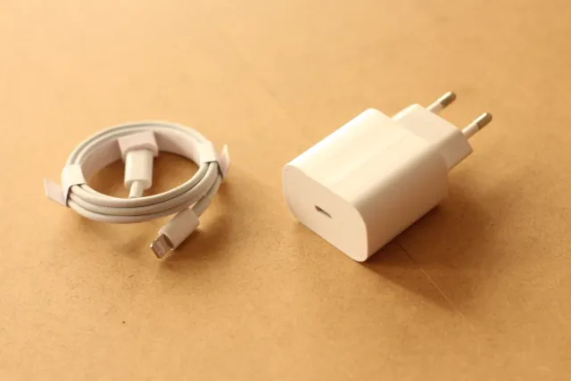 Cargador de iPhone + Cable Lightning