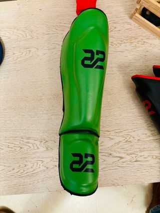 Espinilleras de combate verdes Muay Thai BJJ