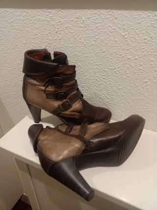 Botines de piel con hebillas