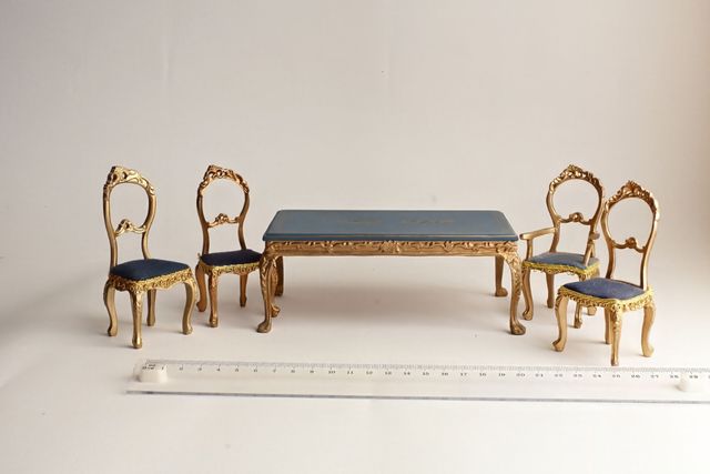 Muebles Casa Muñecas Mesa y Sillas. Año 2000