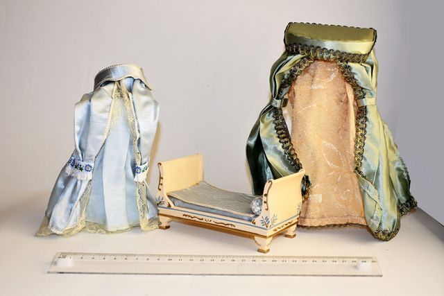 Mueble casa muñecas. Cama y doseles. Año 2000