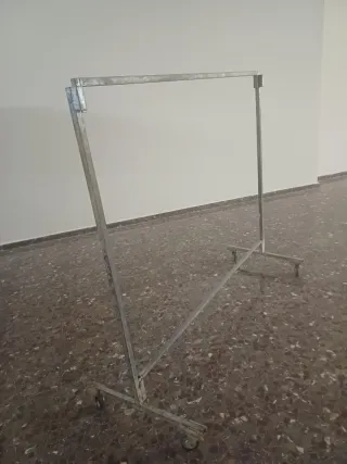 Percheros giratorios de metal plateado