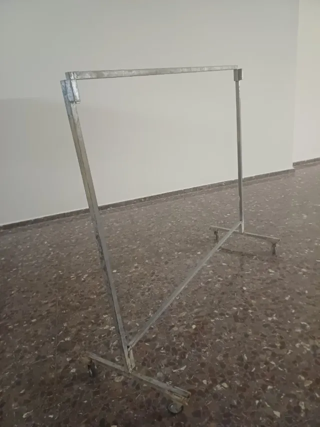 Percheros giratorios de metal plateado