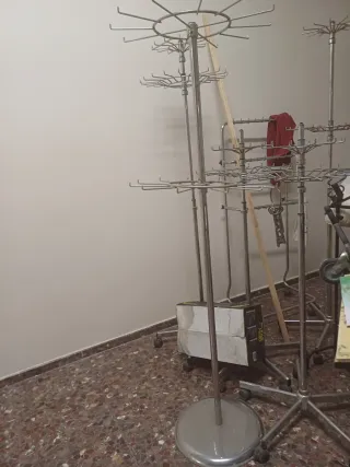 Percheros giratorios de metal plateado