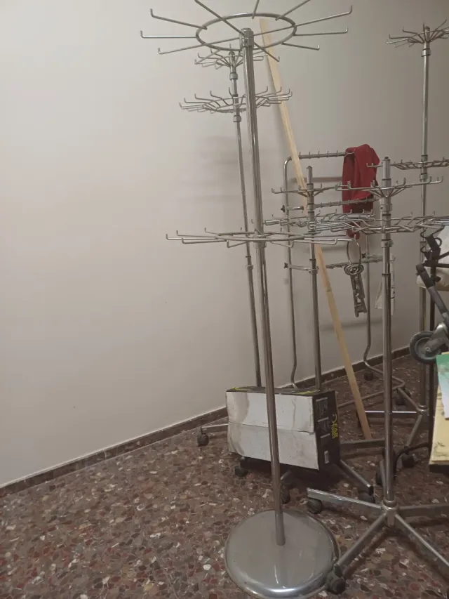 Percheros giratorios de metal plateado