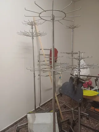 Percheros giratorios de metal plateado