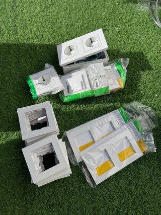 Apliques, embellecedores, enchufes e interruptores