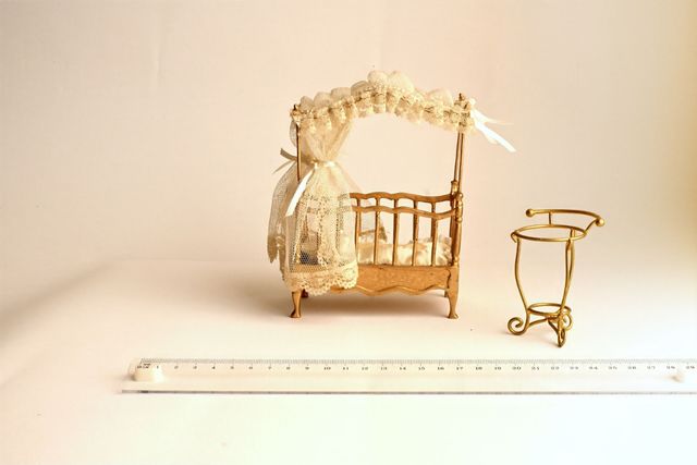 Muebles Casa Muñecas: Cuna y aguamanil. Año 2000