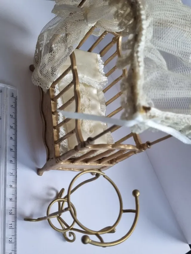 Muebles Casa Muñecas: Cuna y aguamanil. Año 2000