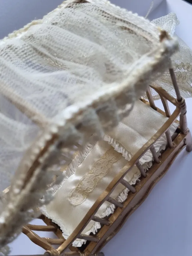 Muebles Casa Muñecas: Cuna y aguamanil. Año 2000