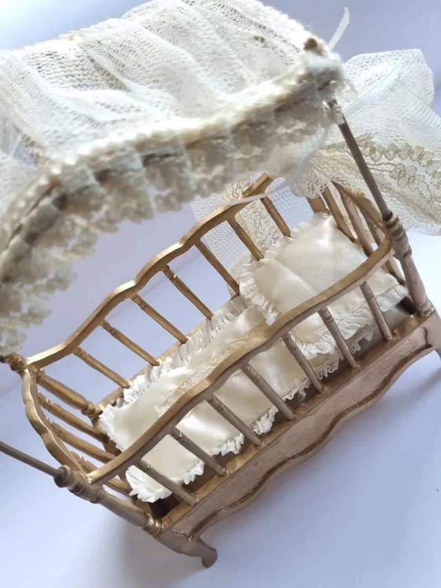 Muebles Casa Muñecas: Cuna y aguamanil. Año 2000