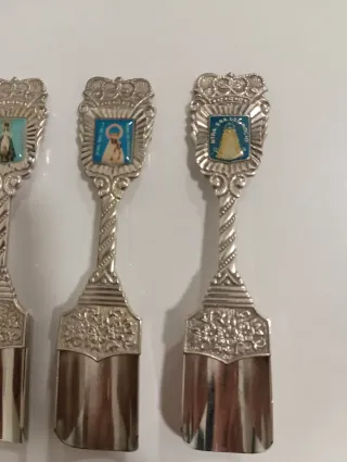 Cucharillas de colección con imágenes religiosas