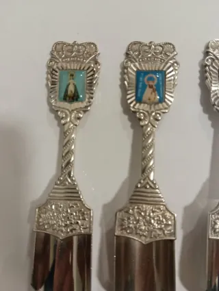 Cucharillas de colección con imágenes religiosas