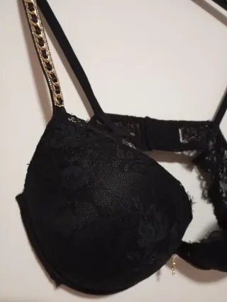 Sujetador negro con detalles dorados