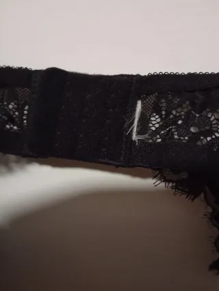 Sujetador negro con detalles dorados