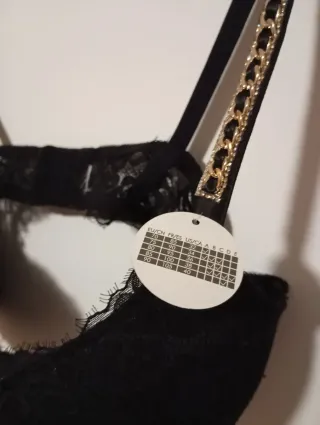 Sujetador negro con detalles dorados