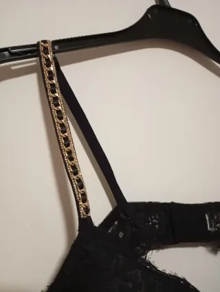 Sujetador negro con detalles dorados