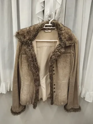 Chaqueta pana entallada con pelo