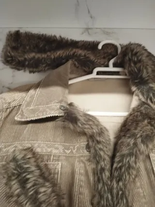 Chaqueta pana entallada con pelo