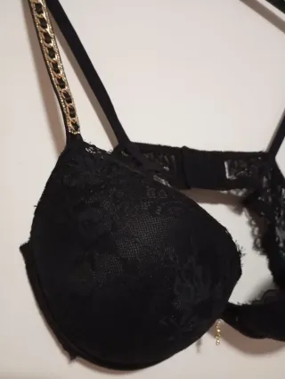 Sujetador encaje negro con detalles dorados