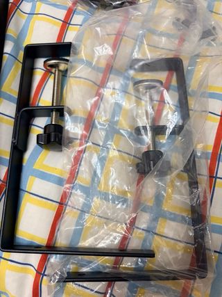 Organizador de cables bajo mesa