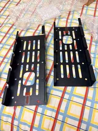 Organizador de cables bajo mesa