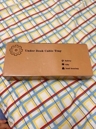 Organizador de cables bajo mesa