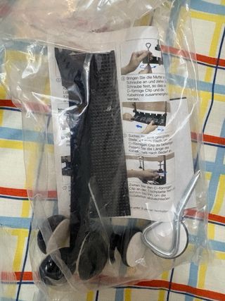 Organizador de cables bajo mesa