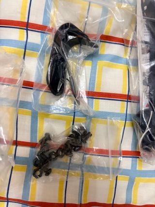 Organizador de cables bajo mesa