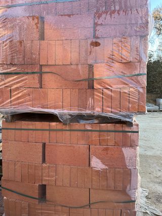 Ladrillos cerámicos rojizos