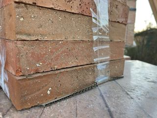 Ladrillos cerámicos rojizos