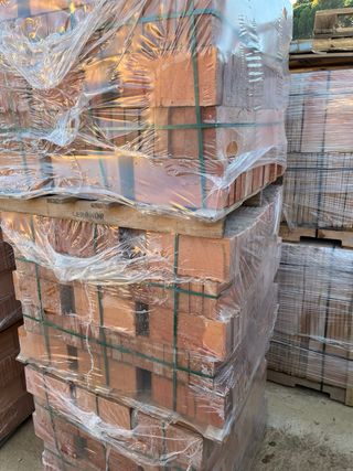 Ladrillos cerámicos rojizos