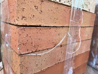 Ladrillos cerámicos rojizos