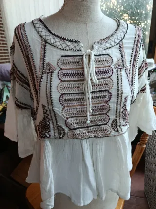 Blusa Cortefiel bordada y con pedrería