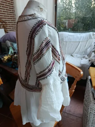 Blusa Cortefiel bordada y con pedrería