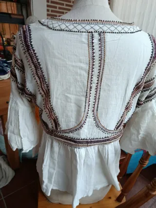 Blusa Cortefiel bordada y con pedrería