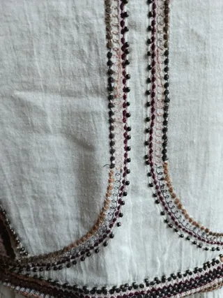 Blusa Cortefiel bordada y con pedrería