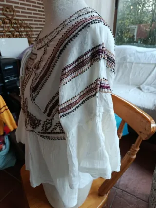 Blusa Cortefiel bordada y con pedrería