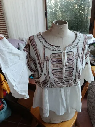 Blusa Cortefiel bordada y con pedrería