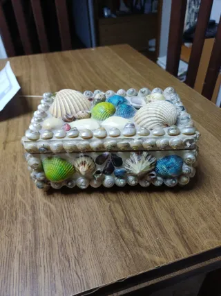 Caja de joyas antigua decorada con conchas