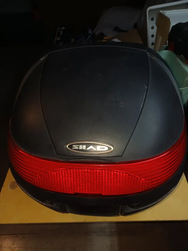 Baúl para moto SHAD negro con luz roja, 50 litros