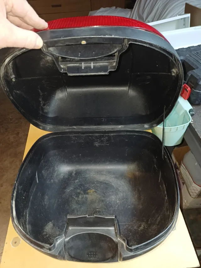 Baúl para moto SHAD negro con luz roja, 50 litros