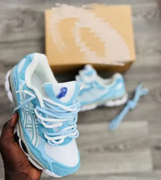 Zapatillas azules y blancas