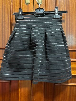 Falda negra con rayas transparentes