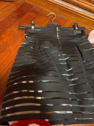 Falda negra con rayas transparentes