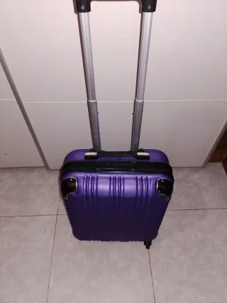 Maleta de viaje morada con ruedas