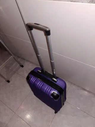Maleta de viaje morada con ruedas