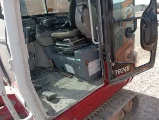 Retroexcavadora Takeuchi TB240