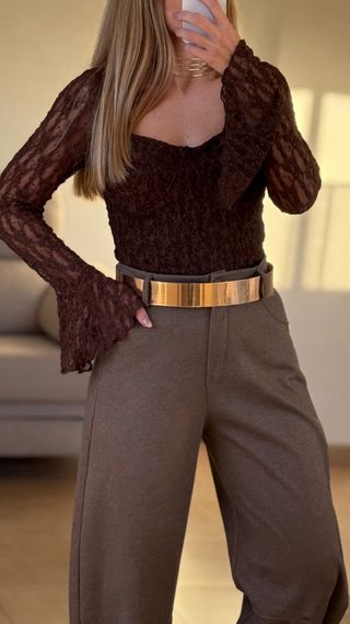 Blusa de encaje marrón manga acampanada