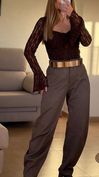 Blusa de encaje marrón manga acampanada